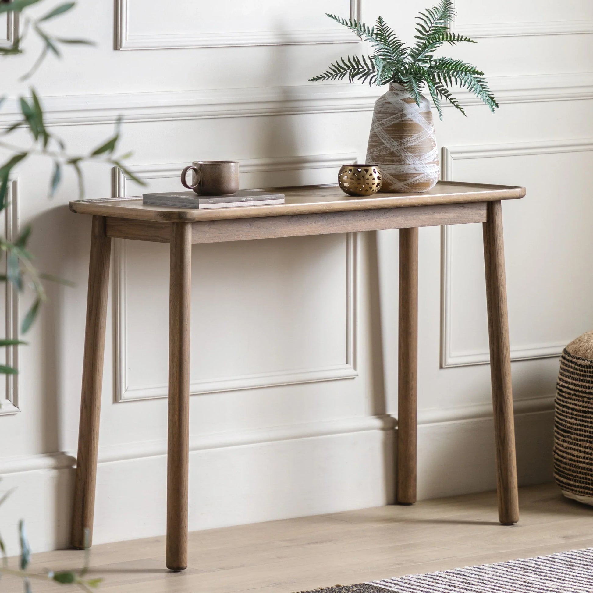 Minimalist Entryway Console Table with tapered legs
